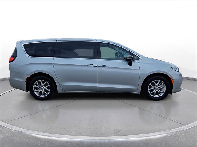 Used 2024 Chrysler Pacifica Touring-L FWD image 9