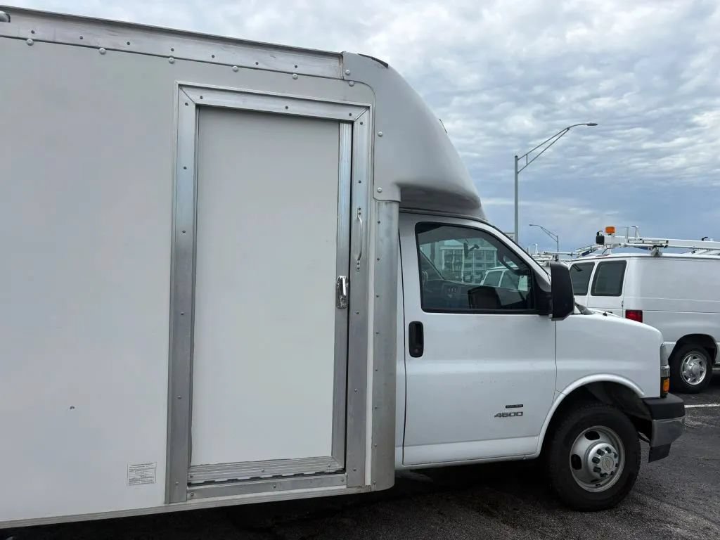 Used 2022 Chevrolet Express 4500 w/ Power Convenience Package RWD image 23