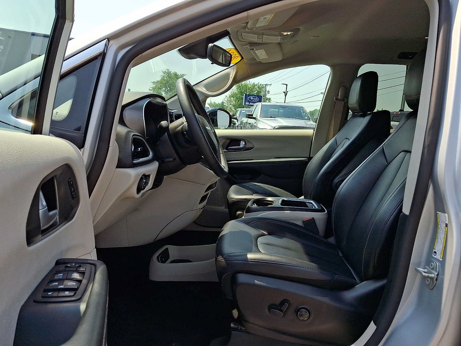 Certified 2024 Chrysler Pacifica Touring-L FWD image 17