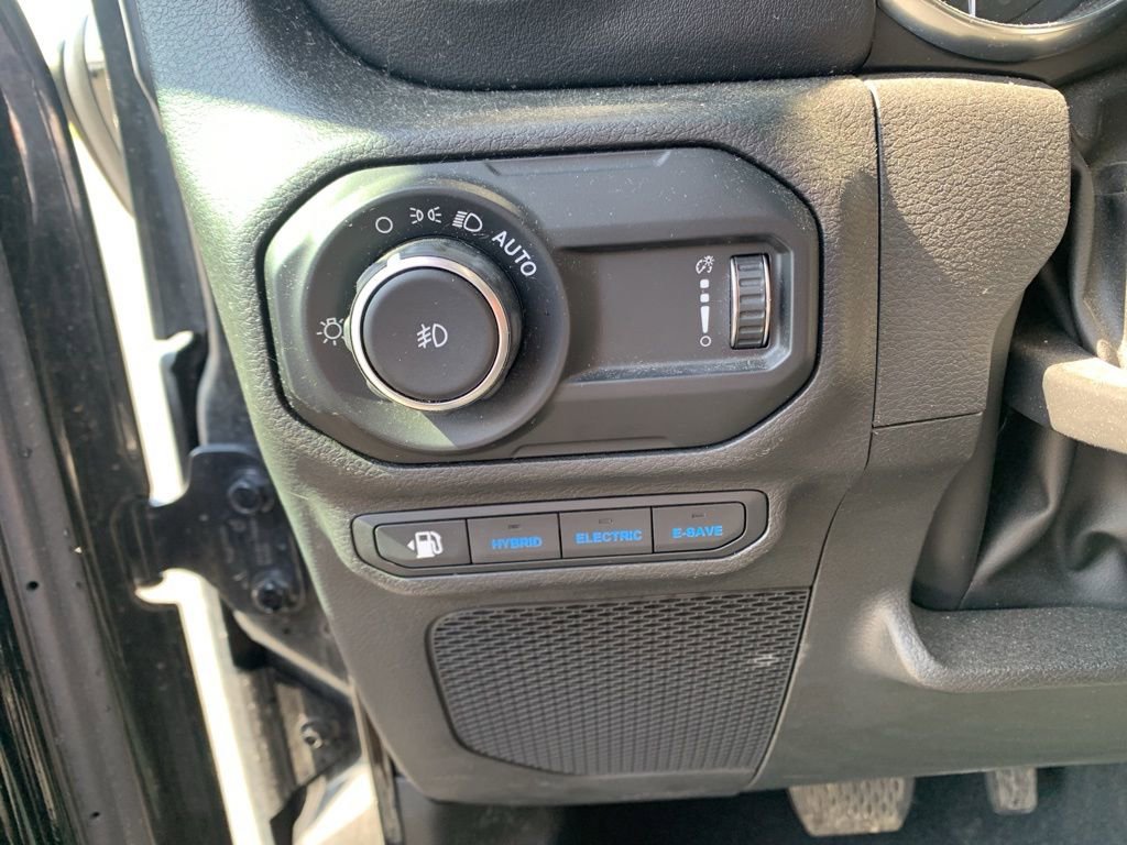 Used 2023 Jeep Wrangler Unlimited Sahara w/ Cold Weather Group AWD/4WD image 30