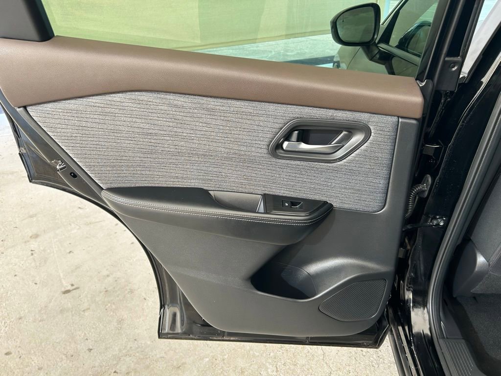 Used 2023 Nissan Rogue SV image 24