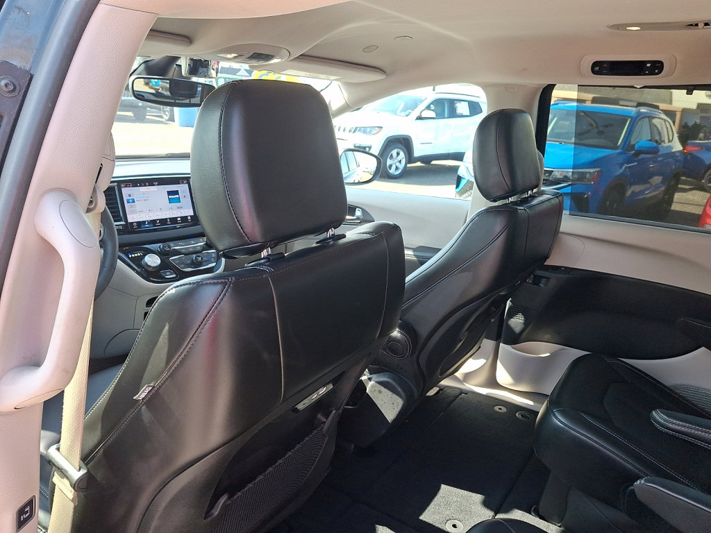 Used 2023 Chrysler Pacifica Touring-L image 20