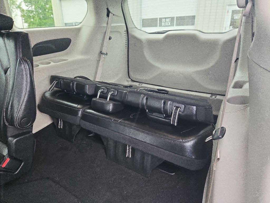 Used 2023 Chrysler Pacifica Touring-L FWD image 25