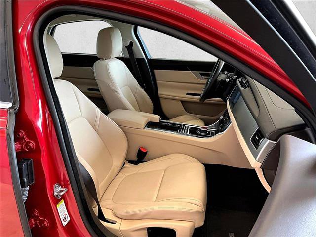 Used 2018 Jaguar XF Premium RWD image 9