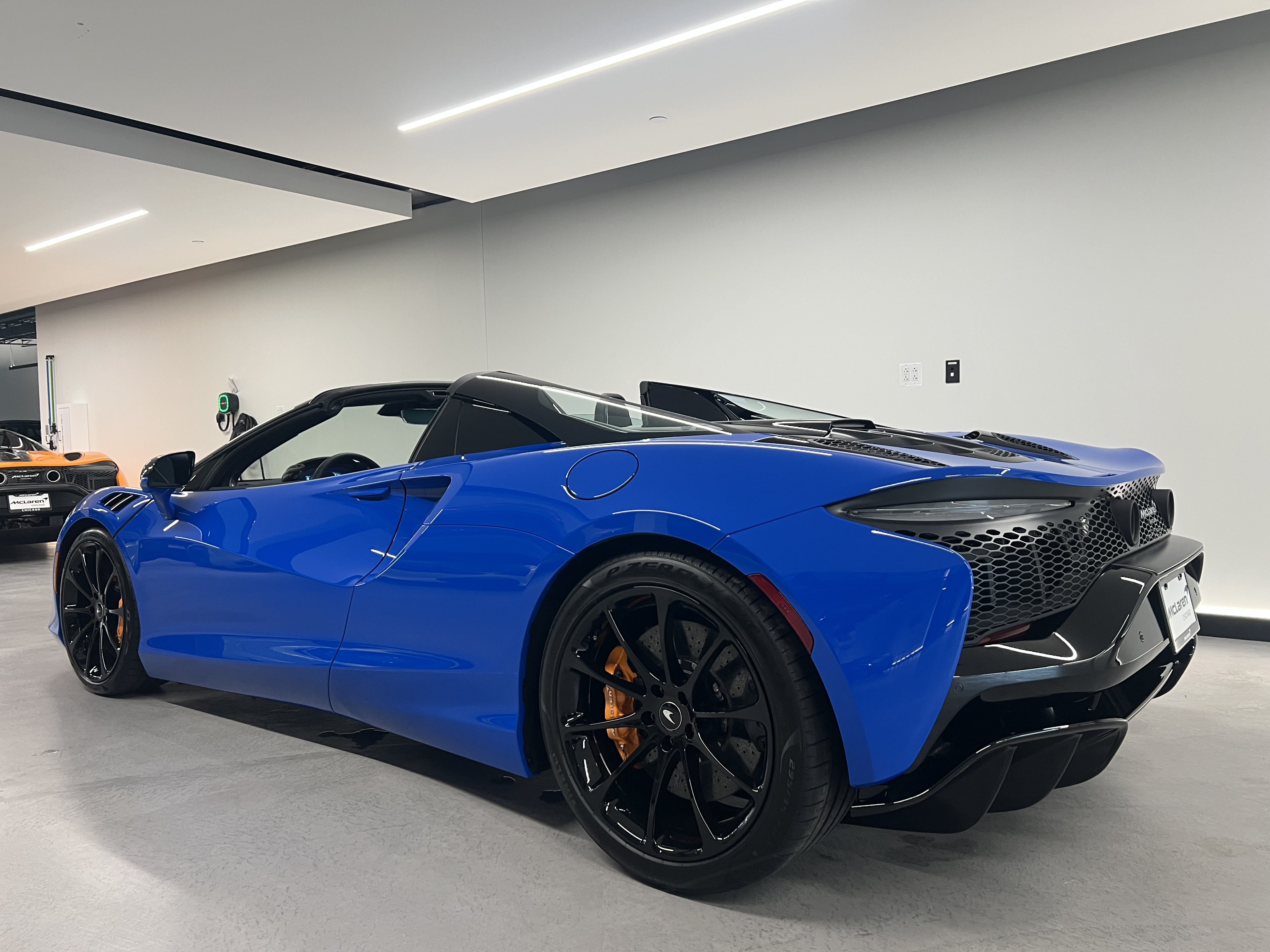 Used 2027 McLaren Artura Spider RWD image 5