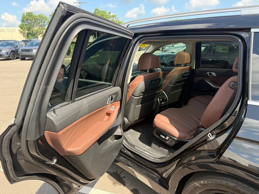 Used 2022 BMW X7 xDrive40i w/ Premium Package AWD/4WD image 21