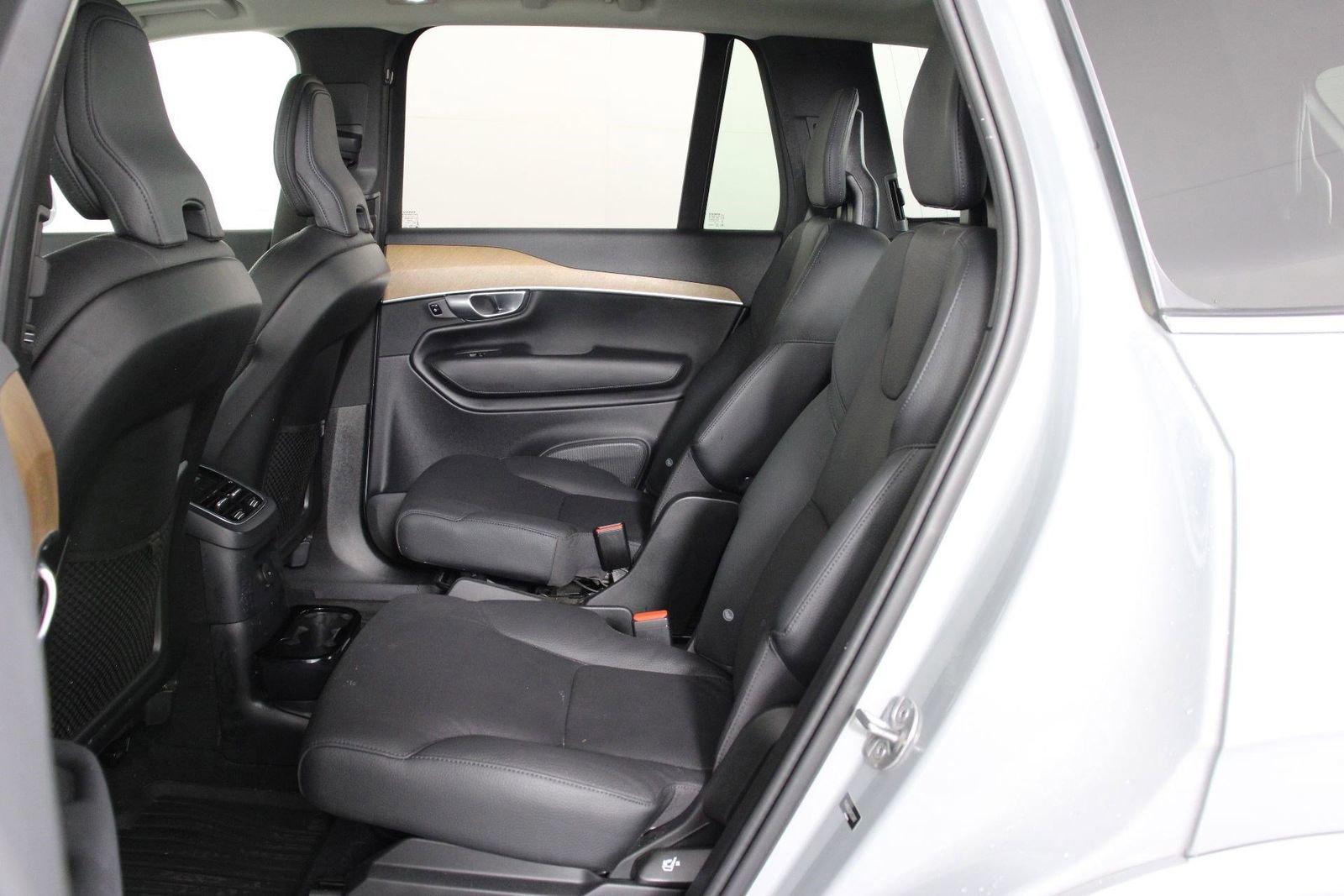 Certified 2024 Volvo XC90 T8 Plus w/ Protection Package Premier image 32