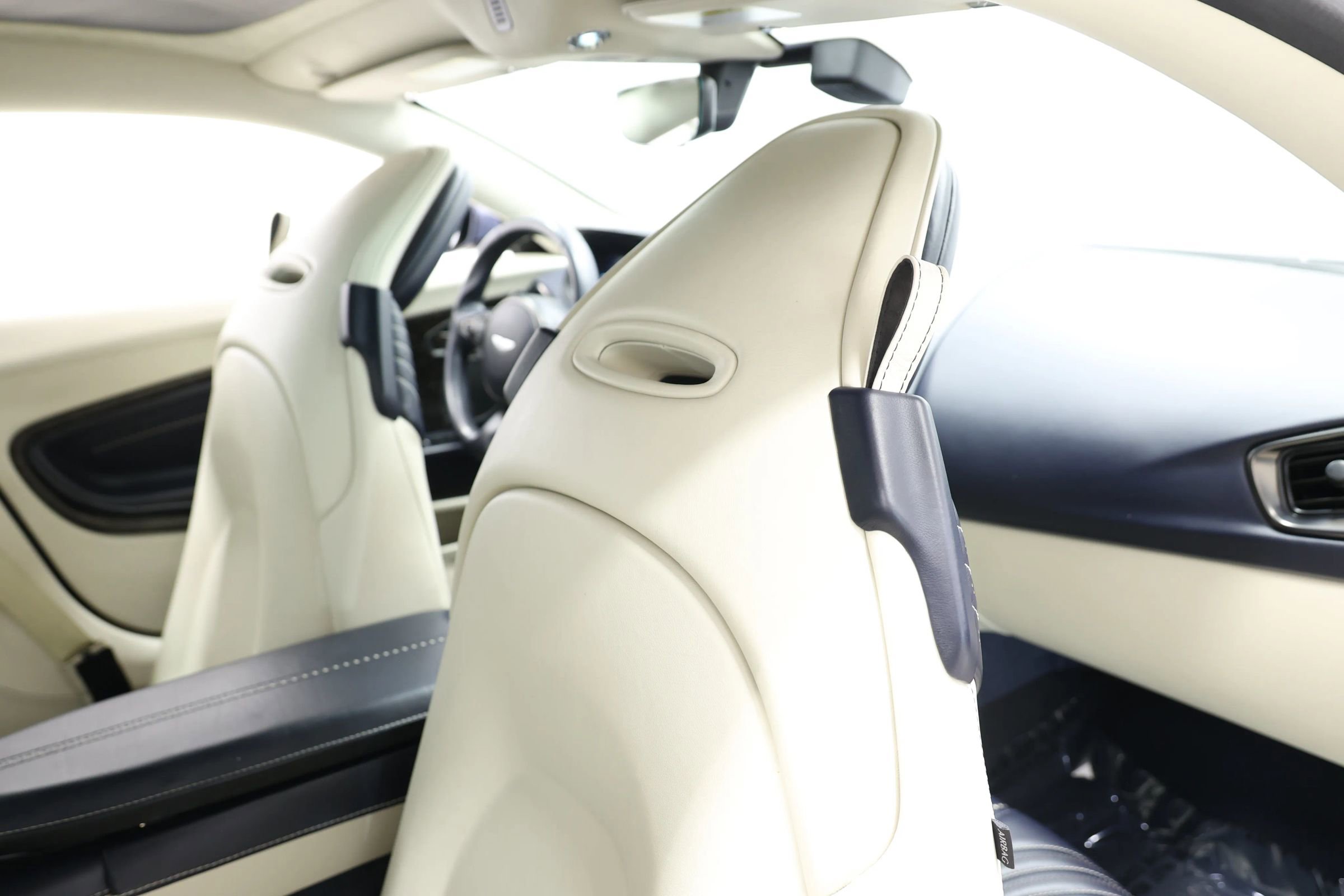 Used 2019 Aston Martin DB11 Coupe RWD image 74