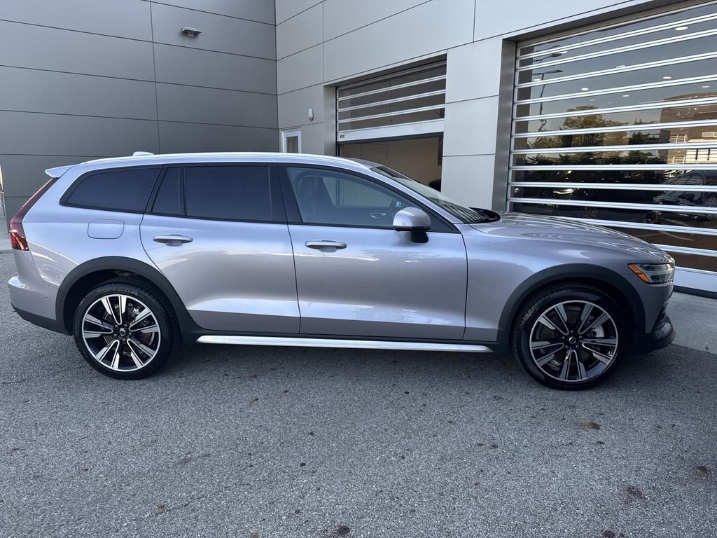 Used 2026 Volvo V60 B5 Cross Country Ultra w/ Climate Package AWD/4WD image 8