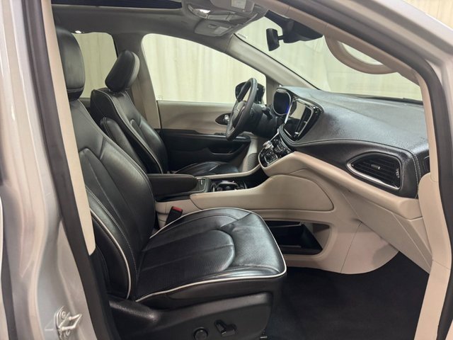 Used 2024 Chrysler Pacifica Limited image 39