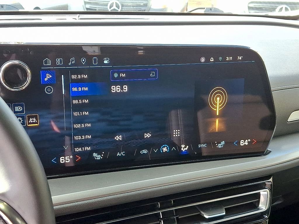 Used 2025 Chevrolet Traverse LT image 16