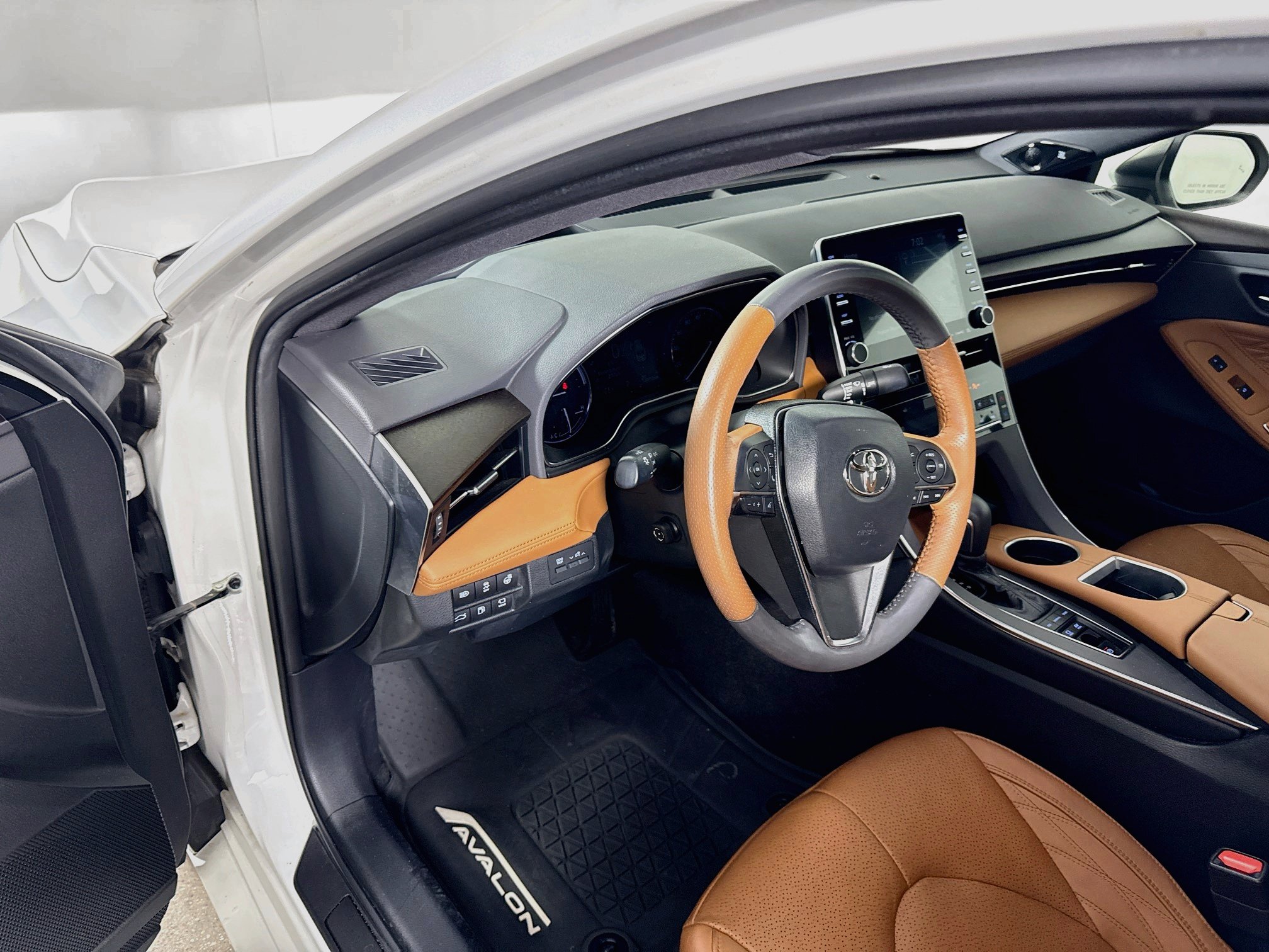 Certified 2019 Toyota Avalon Limited w/ Advanced Safety Package FWD image 9