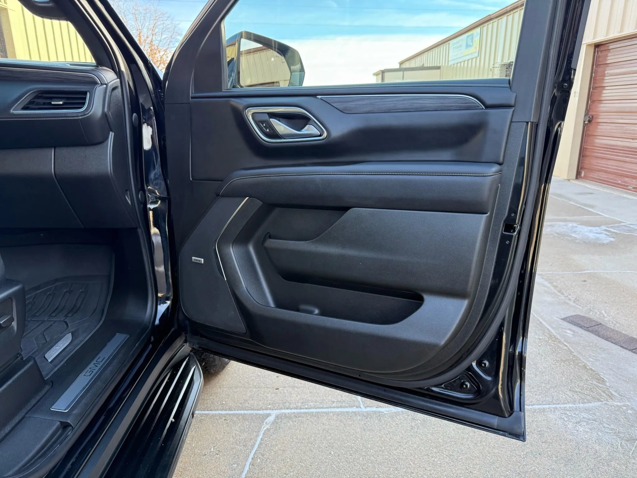 Used 2022 GMC Yukon XL SLT w/ SLT Luxury Package image 7