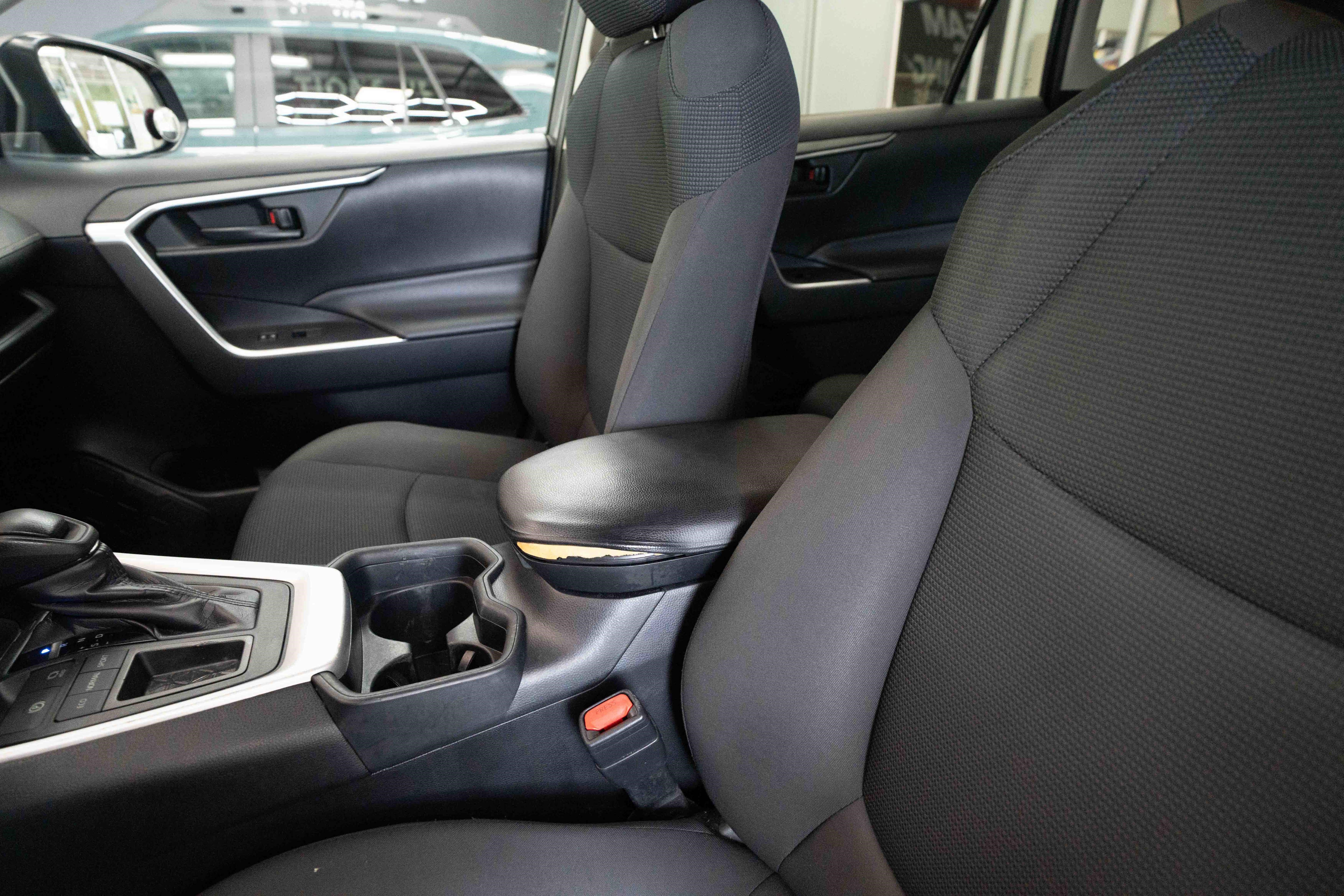 Used 2019 Toyota RAV4 LE w/ Carpet Mat Package FWD image 10