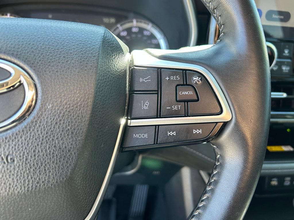 Used 2023 Toyota Highlander XLE FWD image 11