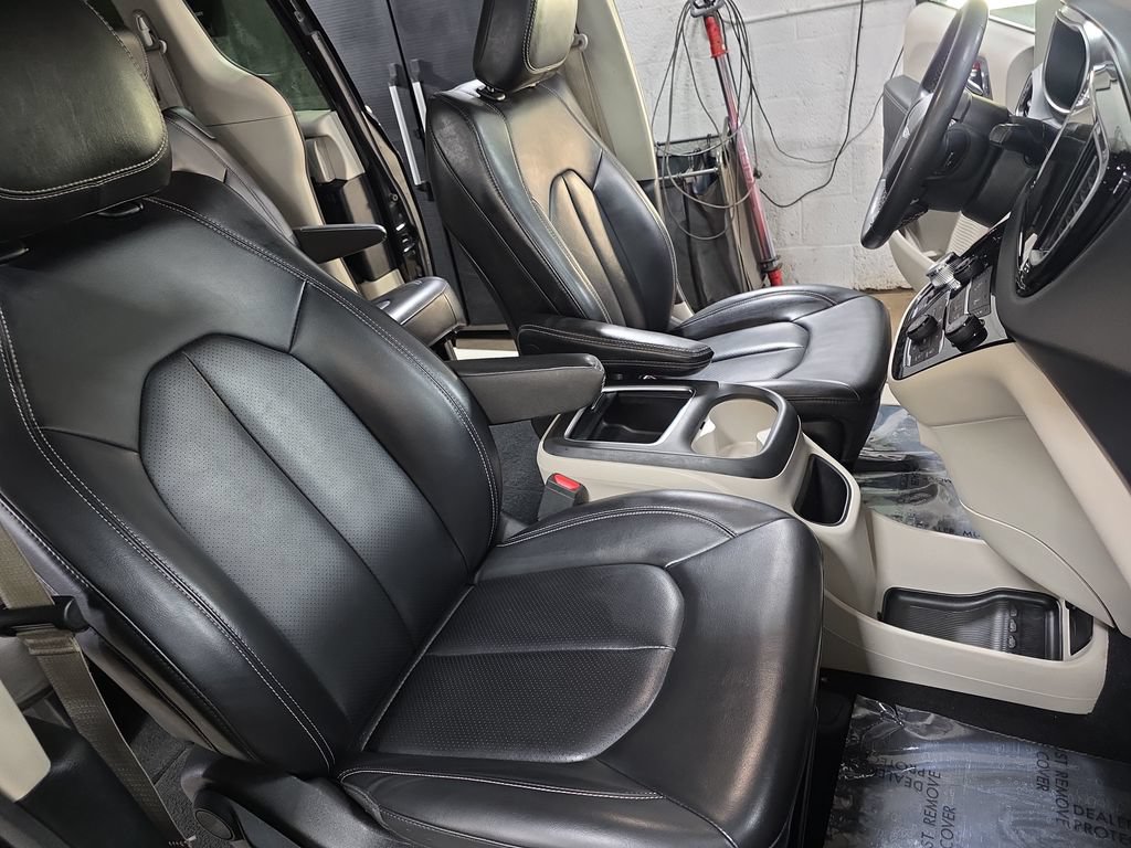 Used 2023 Chrysler Pacifica Touring-L FWD image 10