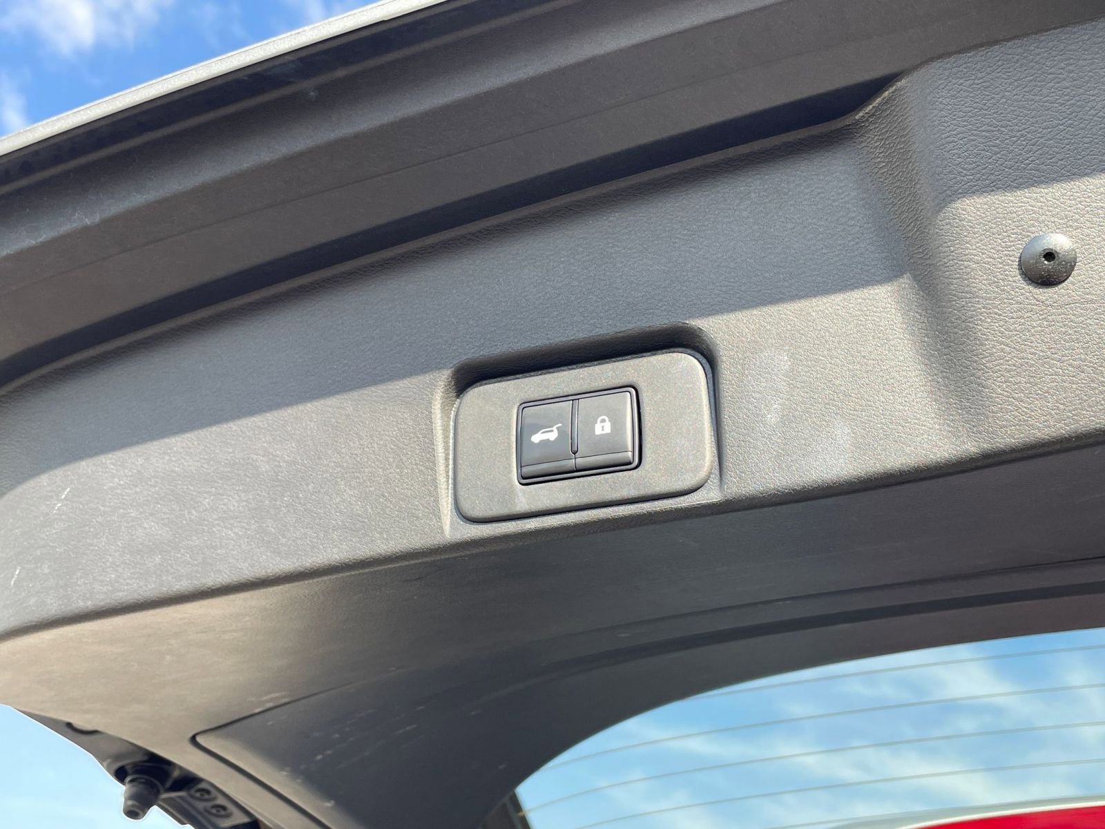 Used 2025 Nissan Rogue SV image 23