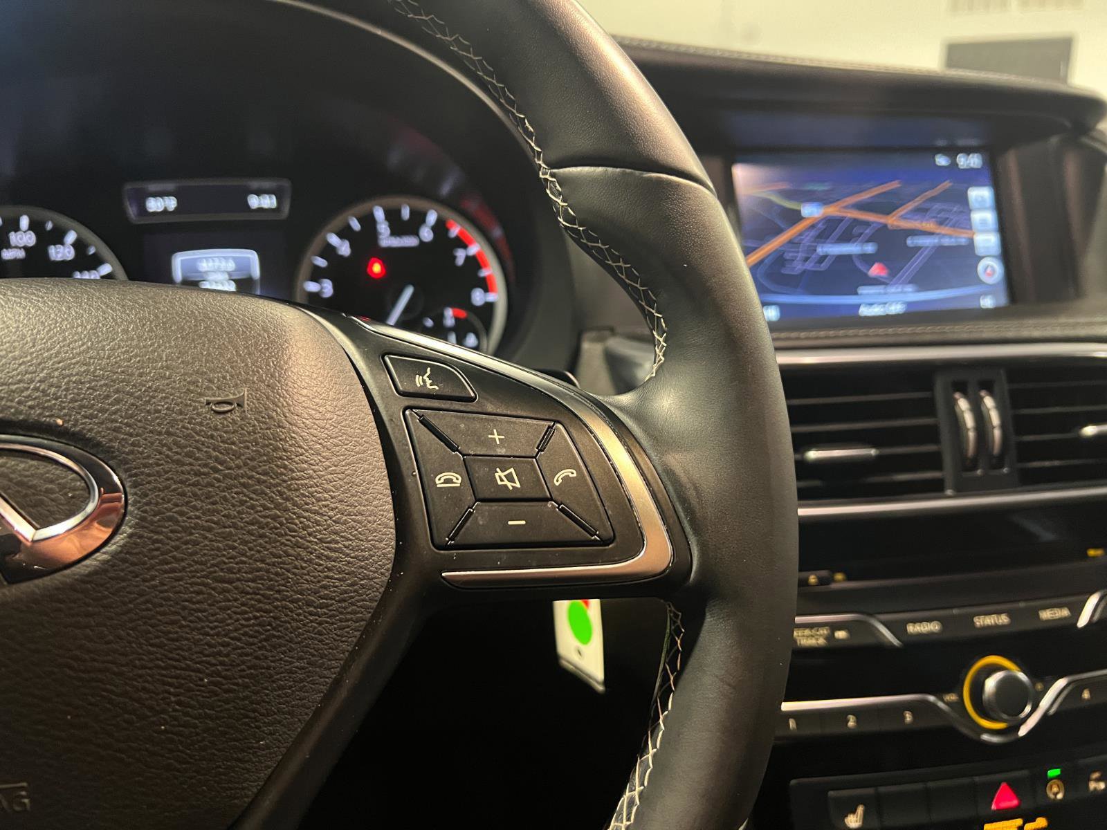 Used 2018 INFINITI QX30 Premium w/ Navigation Package image 14