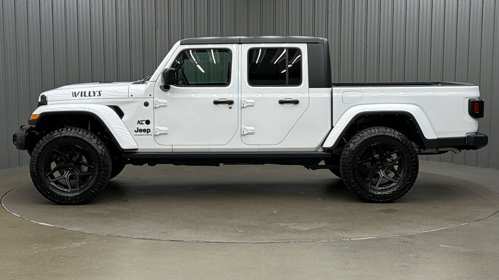 Used 2023 Jeep Gladiator Sport AWD/4WD image 2