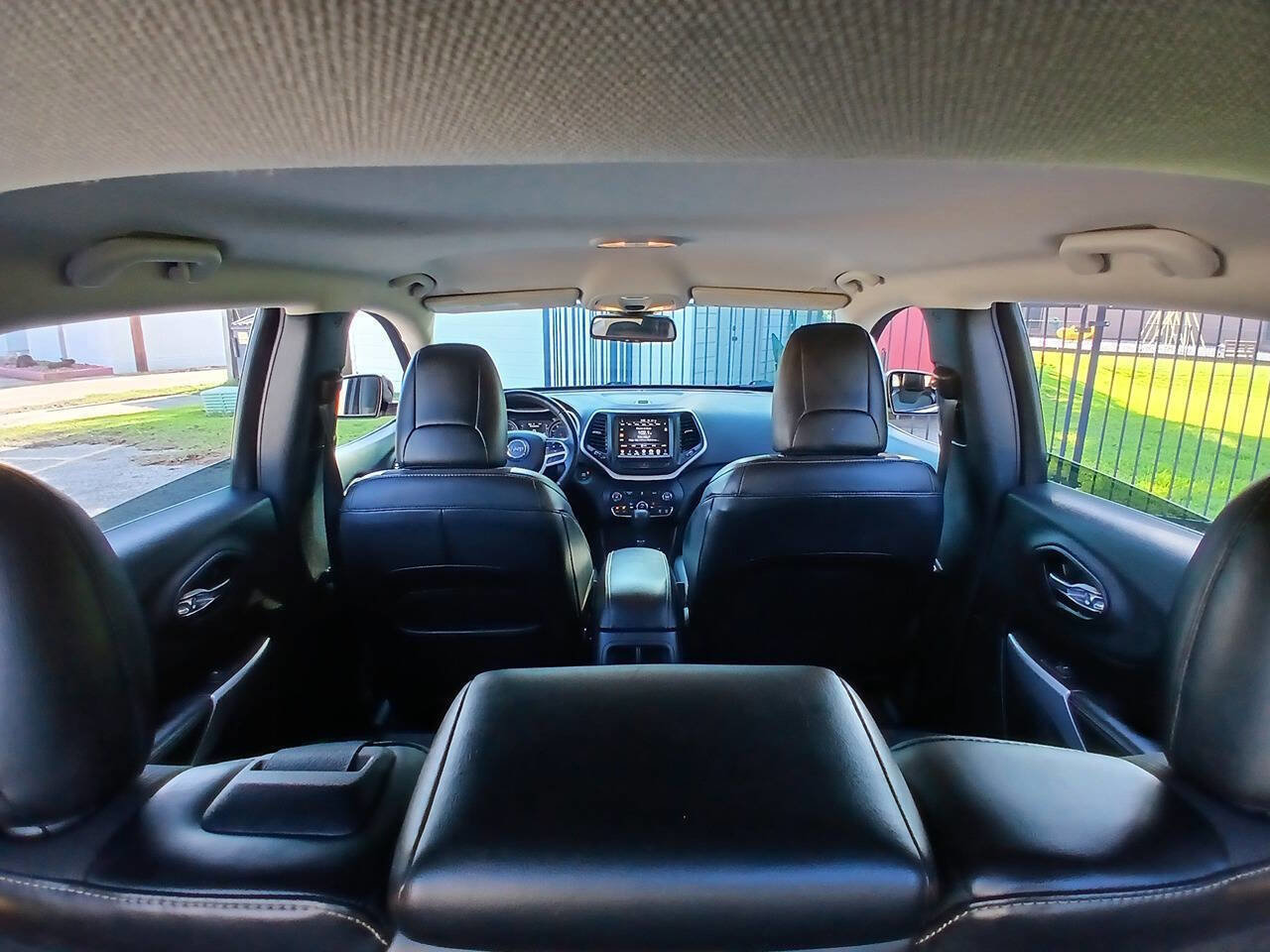 Used 2018 Jeep Cherokee Latitude Plus FWD image 19
