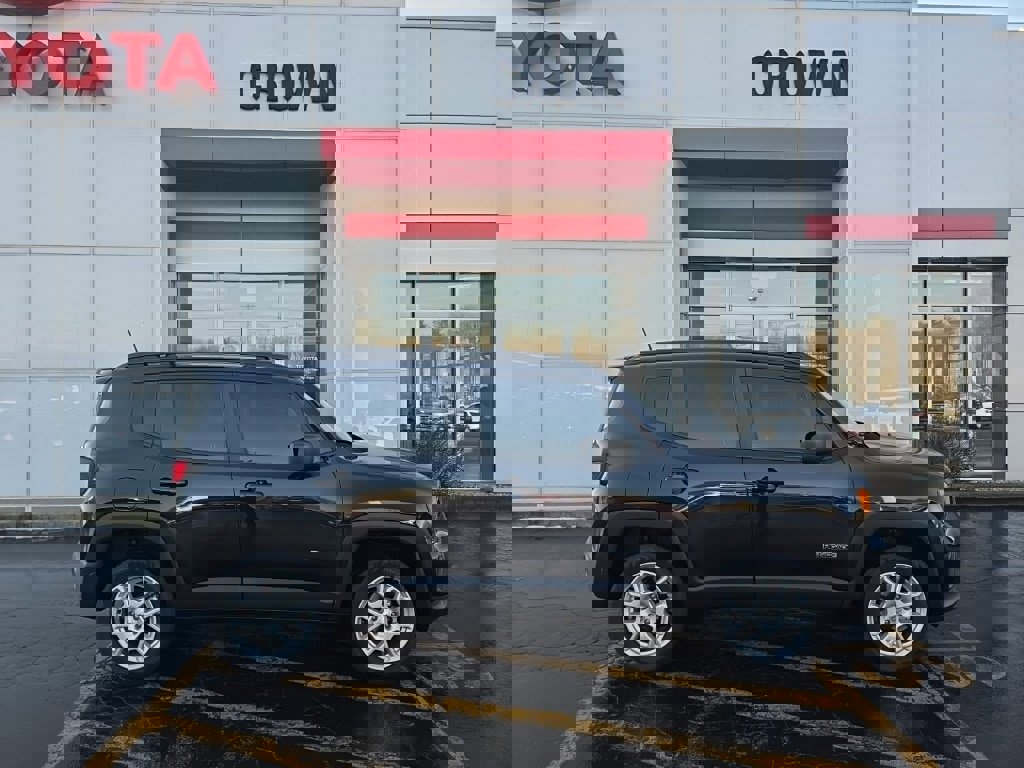 Used 2022 Jeep Renegade Latitude image 2