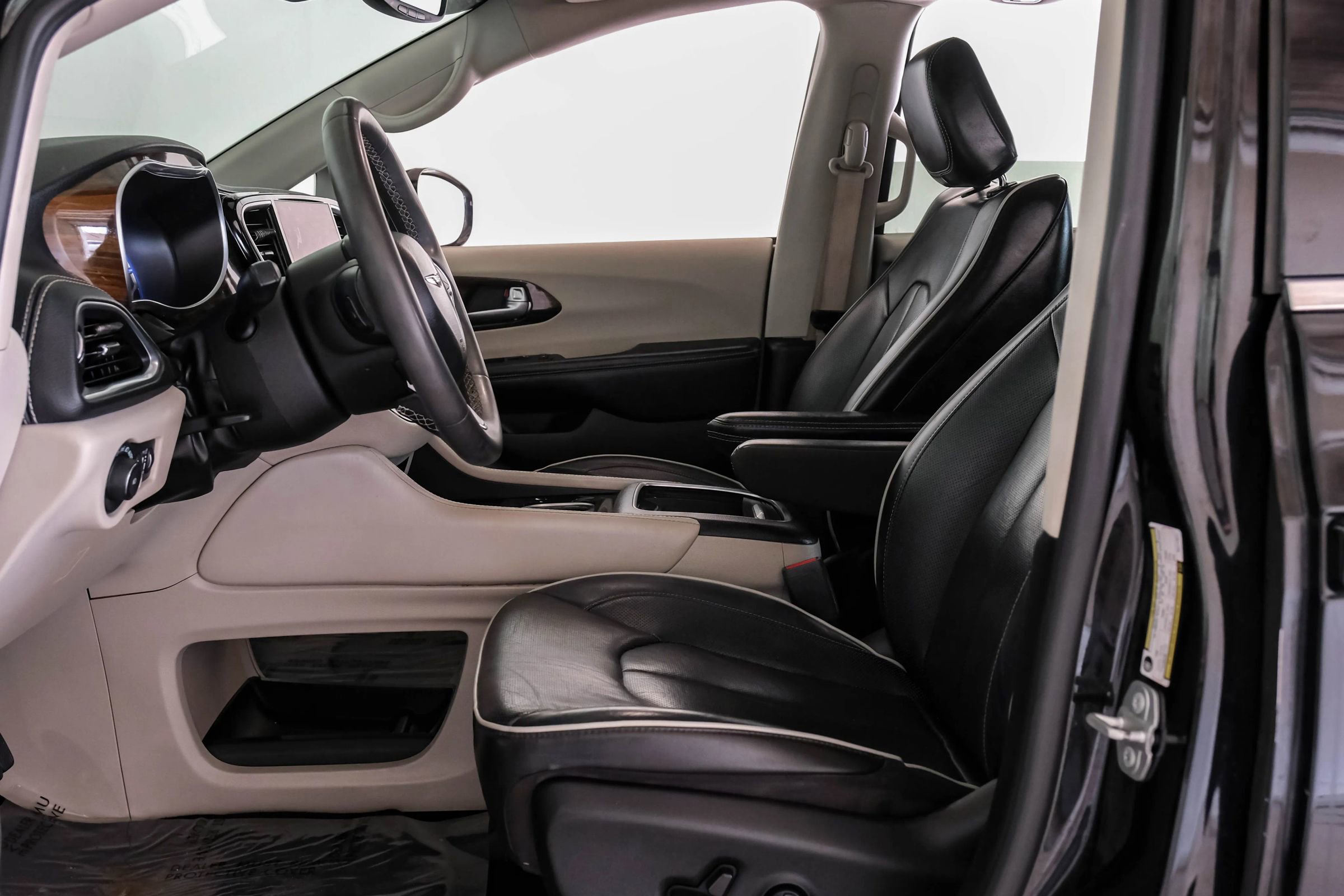 Used 2022 Chrysler Pacifica Limited FWD image 3