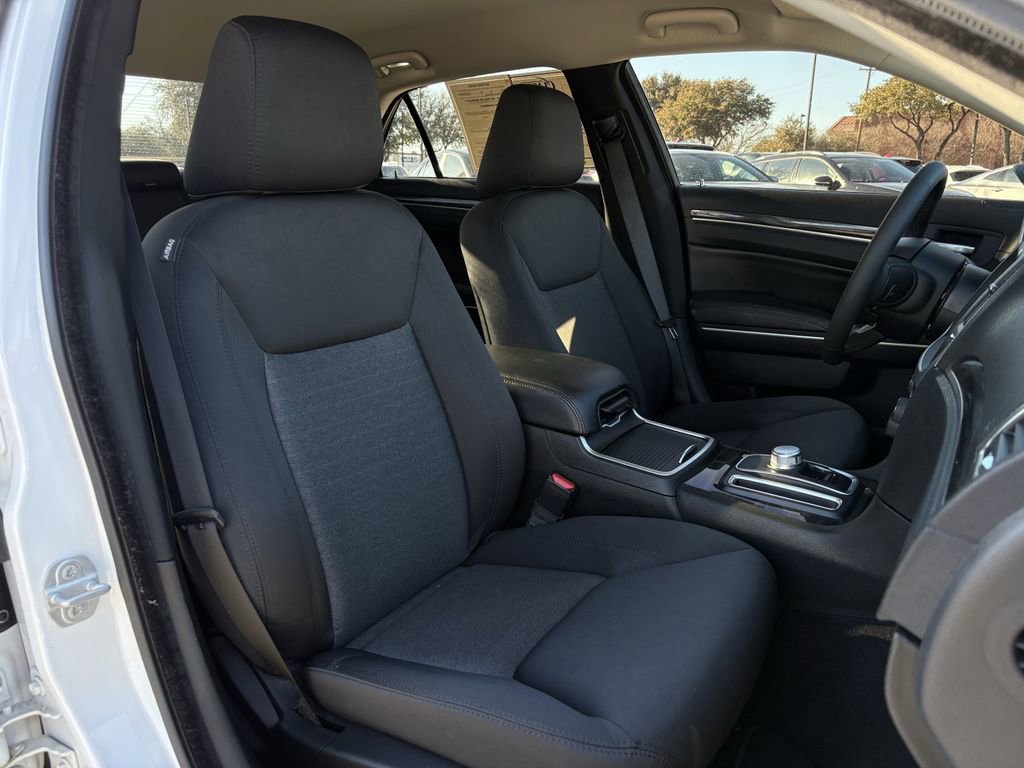 Used 2022 Chrysler 300 Touring image 28