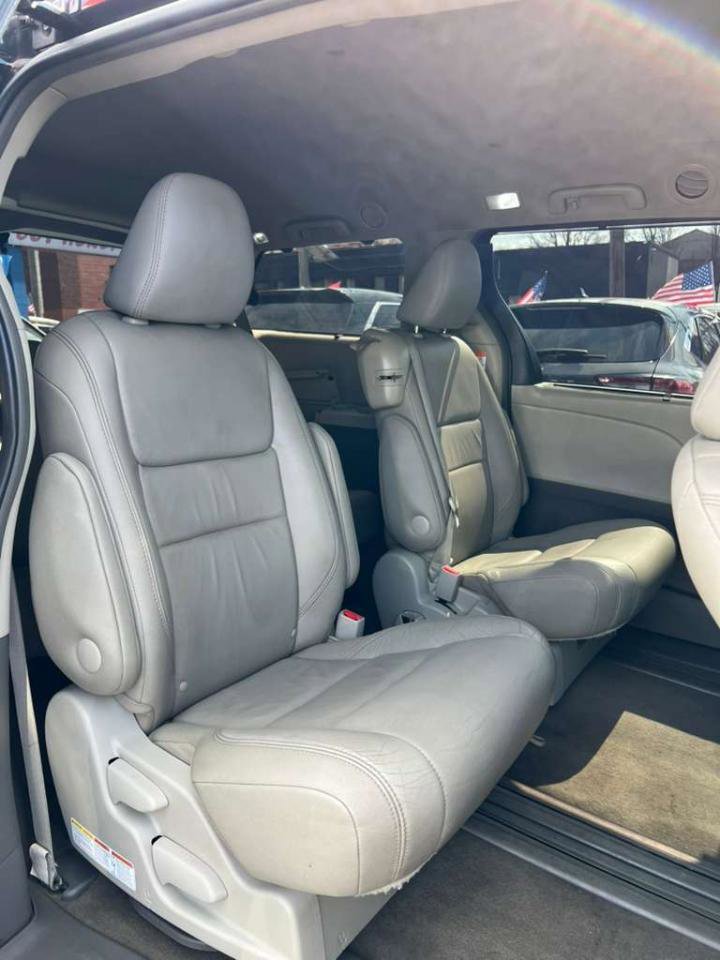 Used 2017 Toyota Sienna XLE w/ XLE Navigation Package image 22