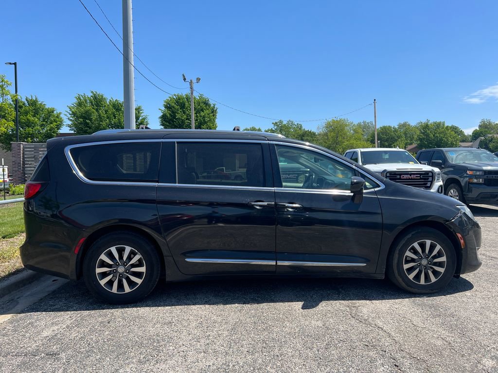 Used 2020 Chrysler Pacifica Touring-L Plus FWD image 2