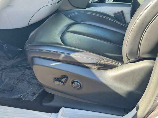 Used 2023 Chrysler Pacifica Touring-L image 21