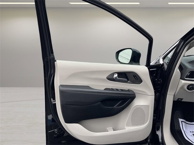 Used 2024 Chrysler Pacifica Touring-L image 41