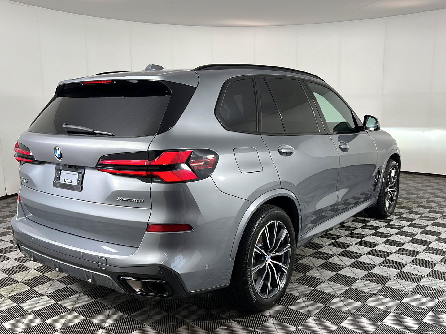 Certified 2024 BMW X5 xDrive40i w/ M Sport Package AWD/4WD image 5
