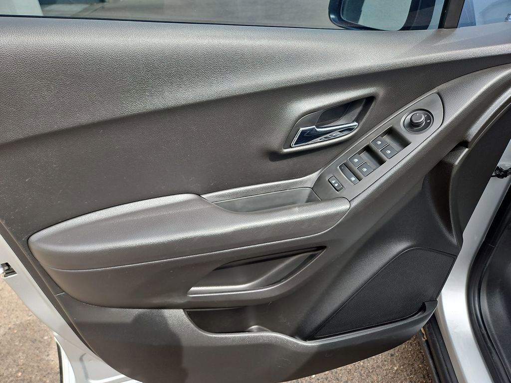 Used 2018 Chevrolet Trax LT w/ LT Convenience Package FWD image 10