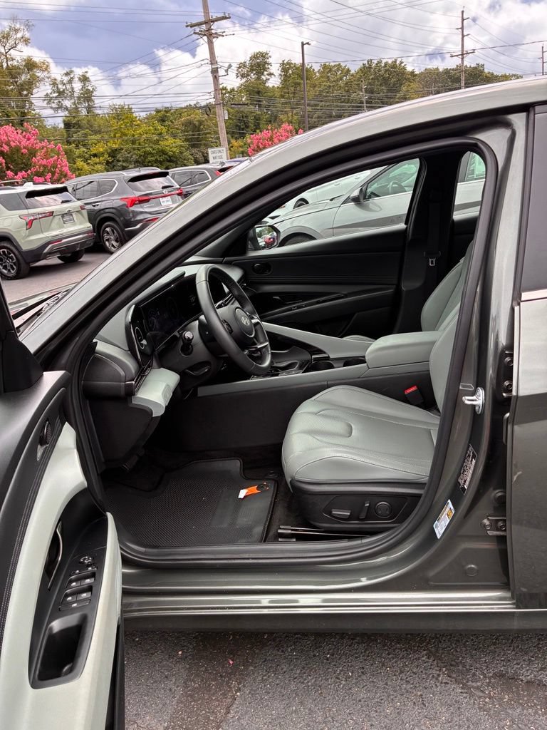 Used 2025 Hyundai Elantra Limited FWD image 23