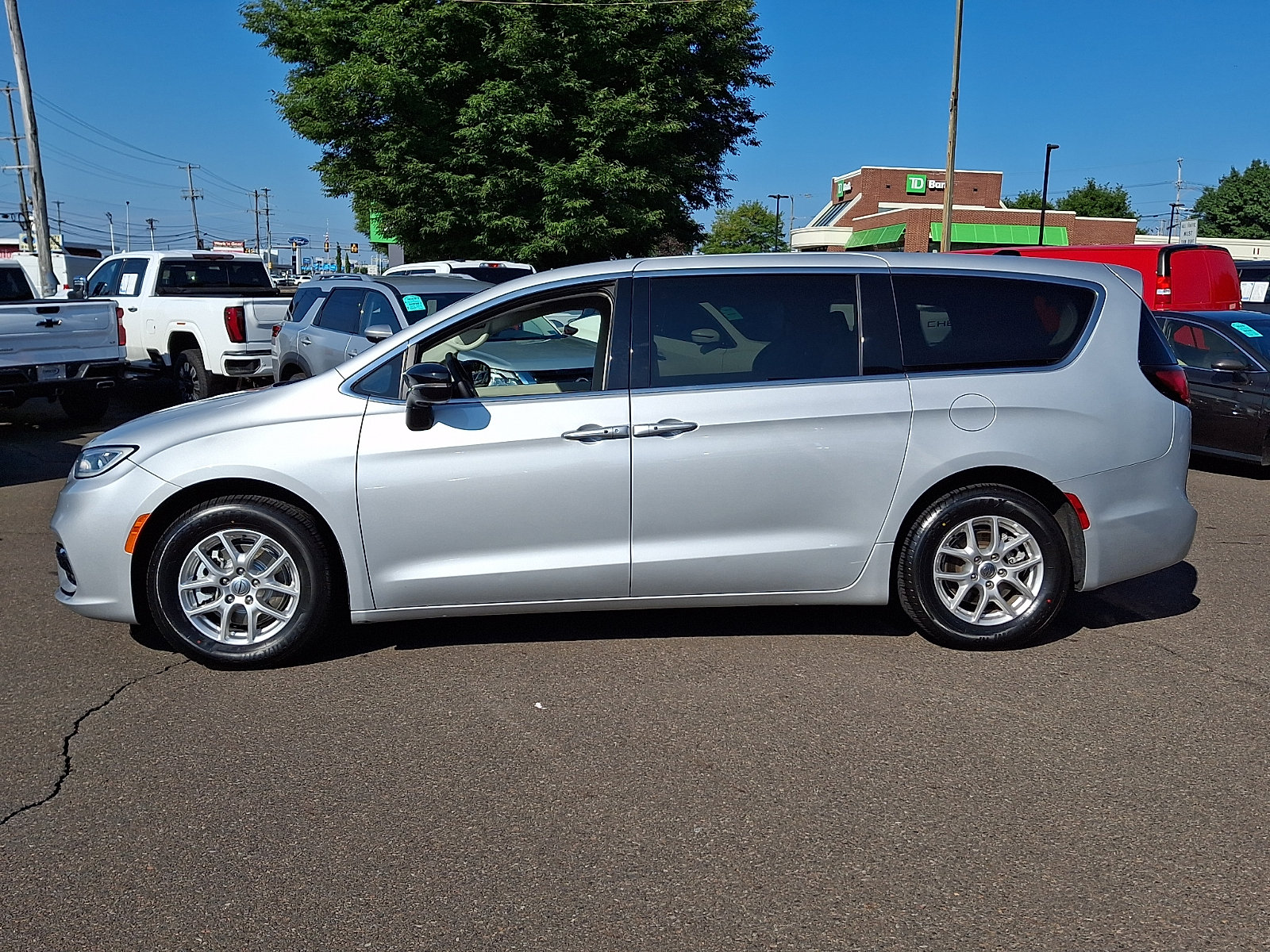 Used 2024 Chrysler Pacifica Touring-L FWD image 7