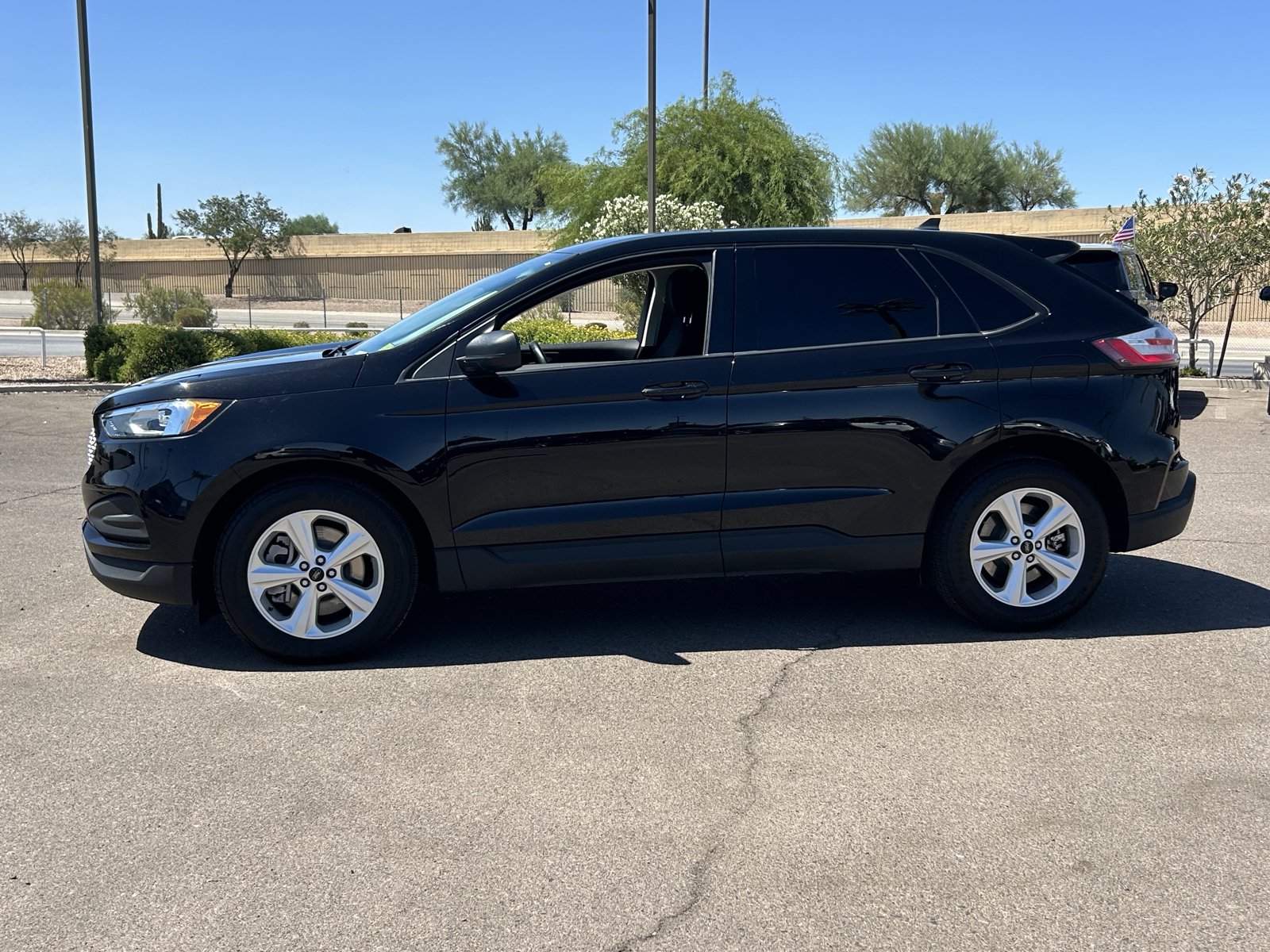 Used 2023 Ford Edge SE AWD/4WD image 2