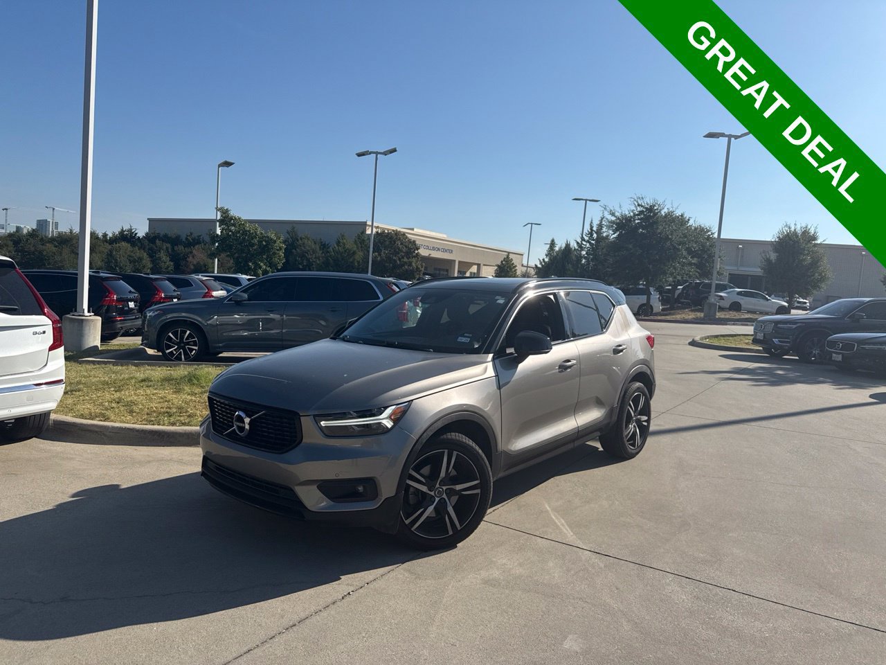Used 2022 Volvo XC40 T4 R-Design FWD image 1