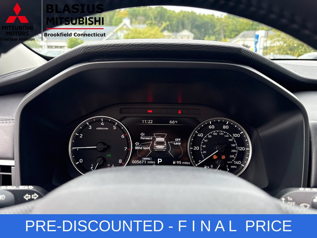 Used 2025 Mitsubishi Outlander AWD image 22