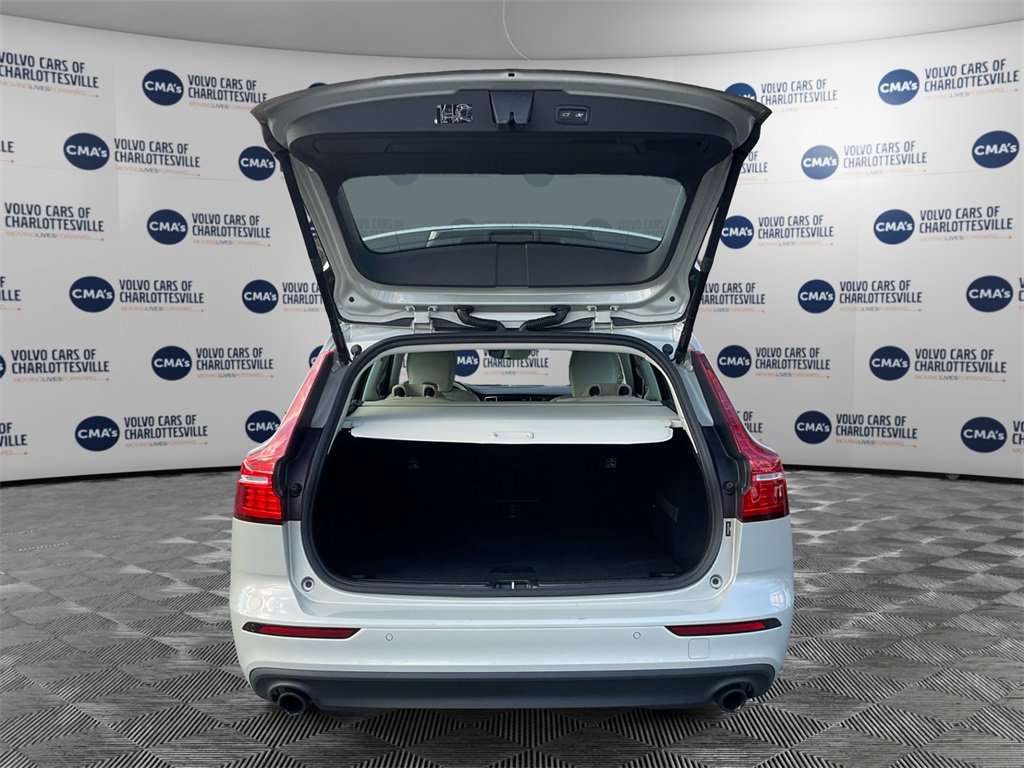 Used 2020 Volvo V60 T5 Momentum image 11