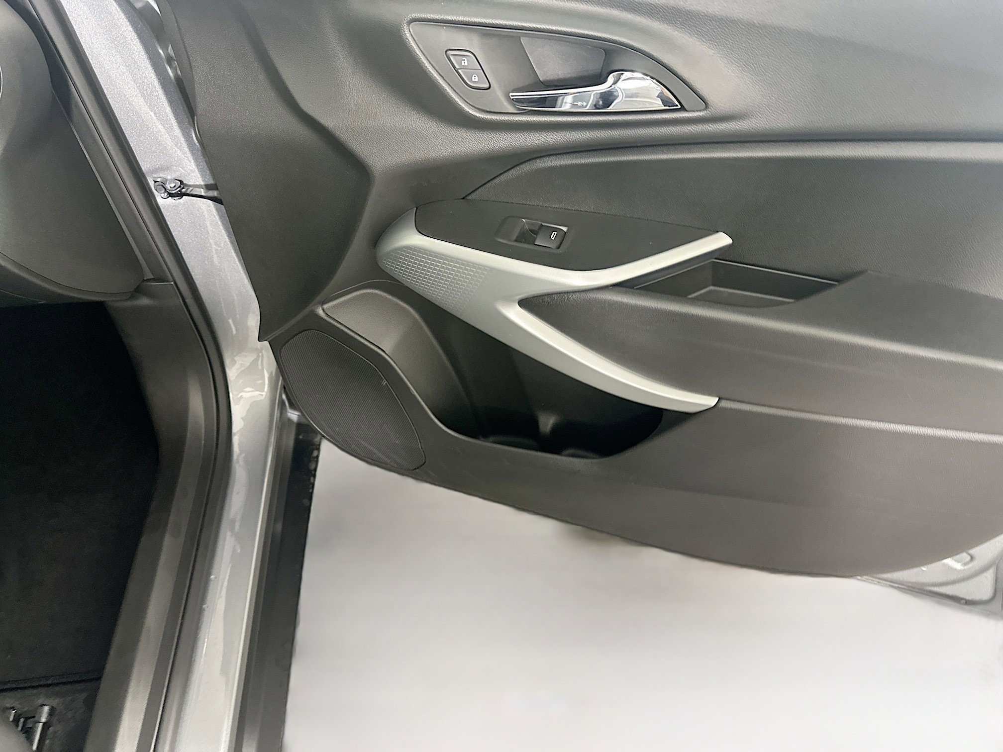 Used 2024 Chevrolet Trax LS FWD image 29