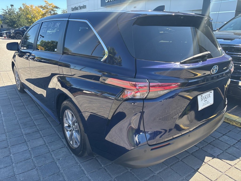 Used 2022 Toyota Sienna XLE image 3