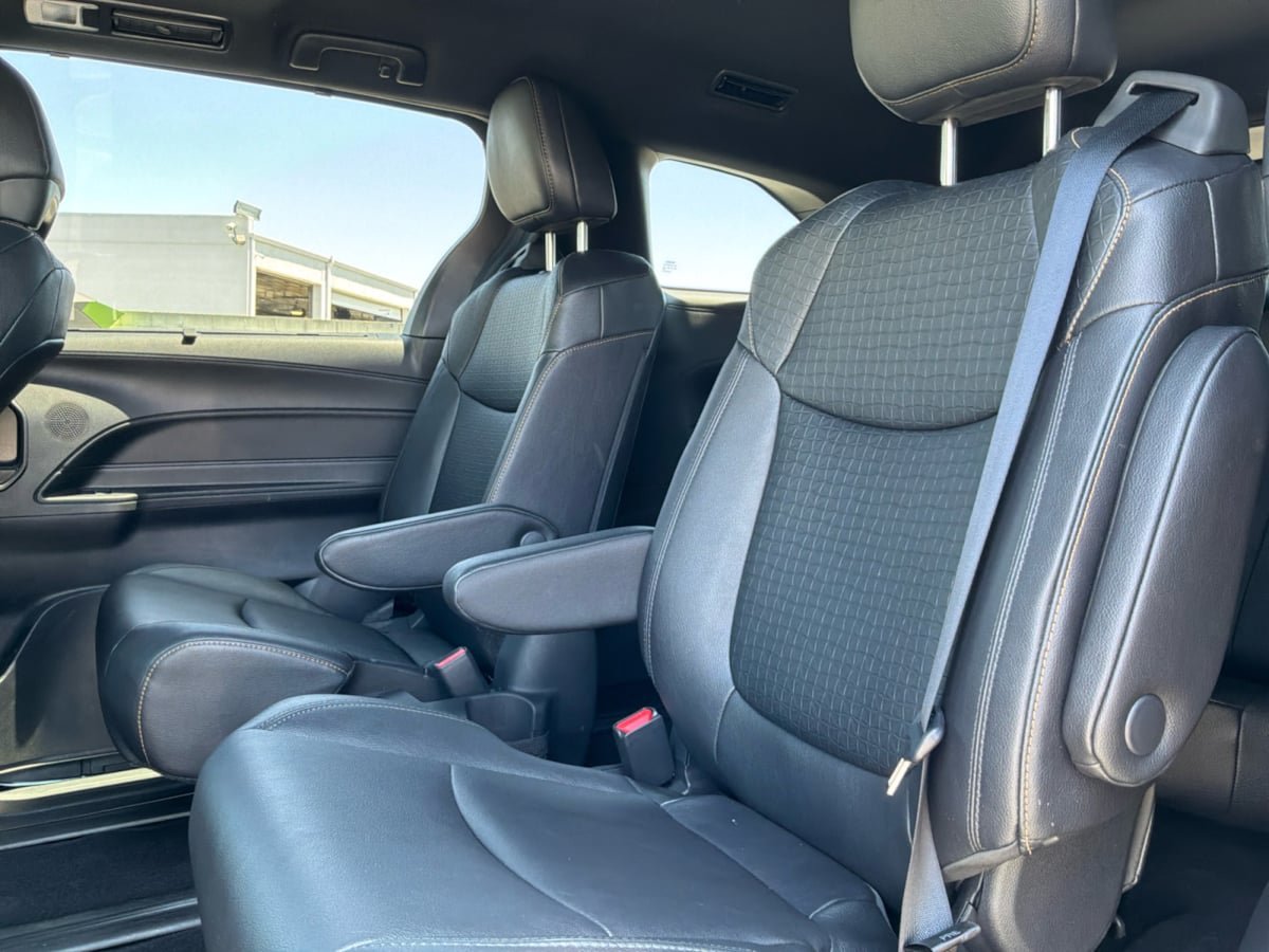 Used 2025 Toyota Sienna XLE Woodland Edition AWD/4WD image 18