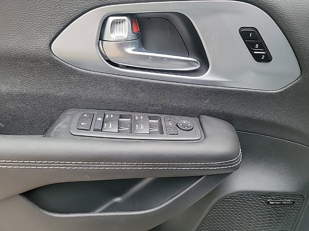 New 2026 Chrysler Pacifica Limited w/ Uconnect Theater Family Group image 11