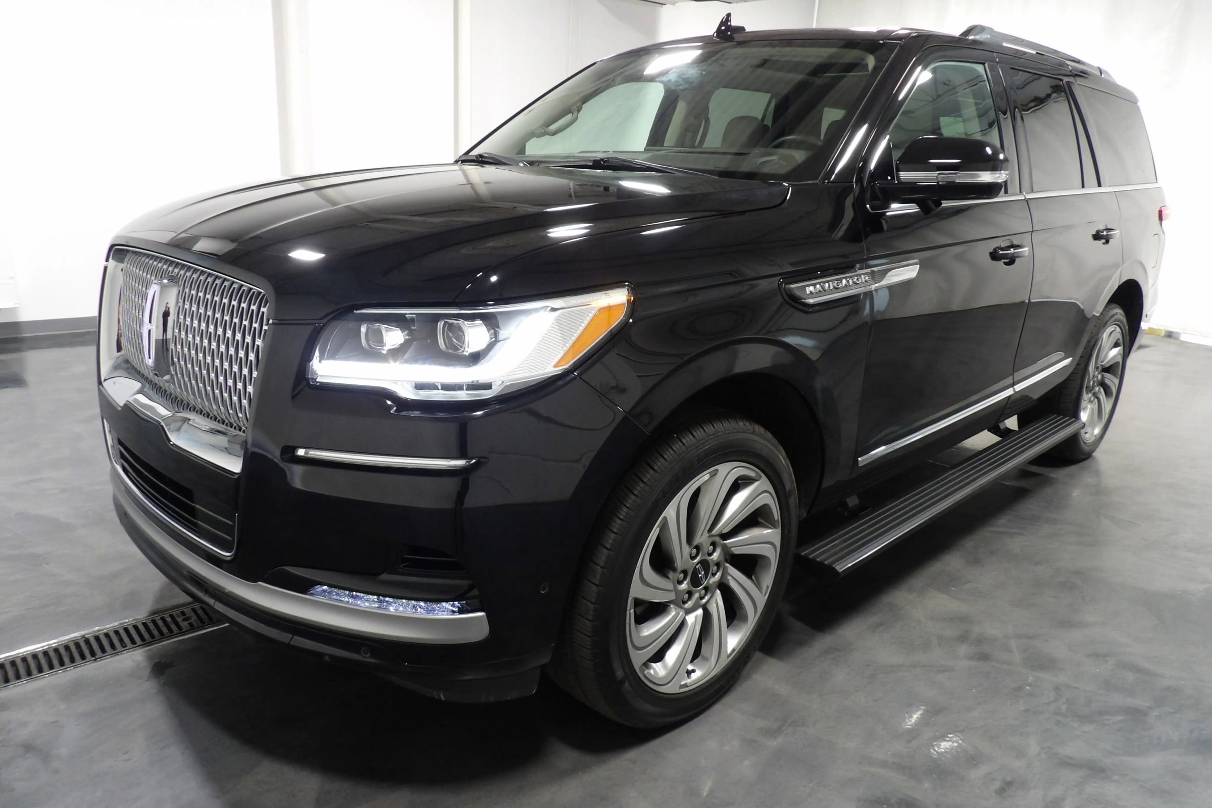 Used 2022 Lincoln Navigator Reserve AWD/4WD image 3