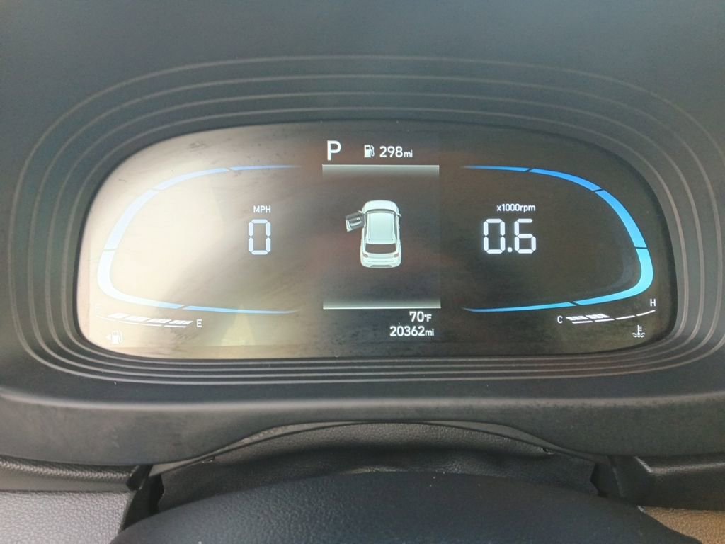 Used 2025 Hyundai Venue SEL FWD image 2