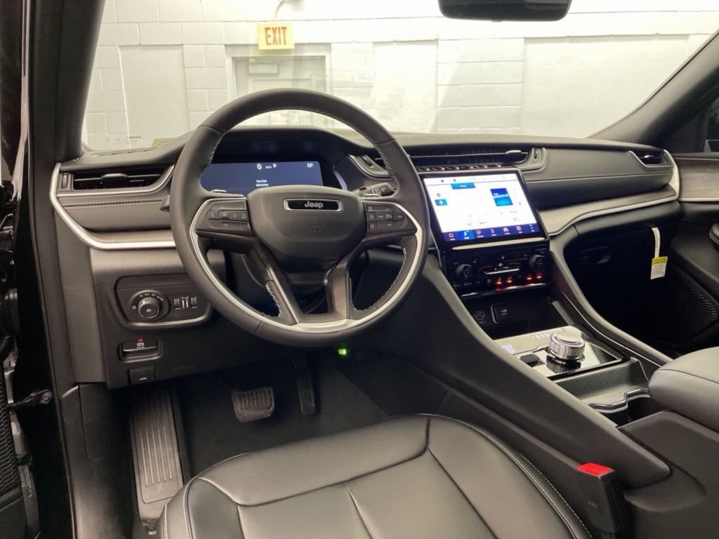 New 2025 Jeep Grand Cherokee Limited AWD/4WD image 9