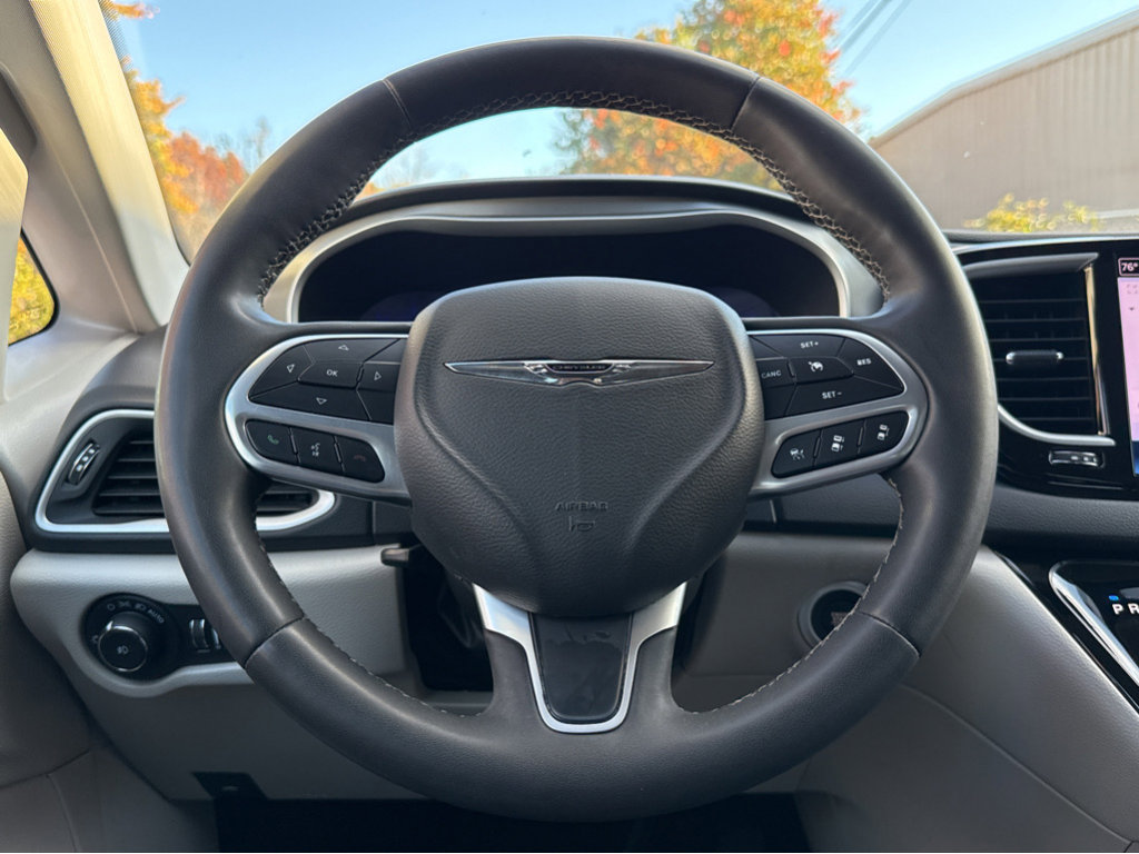 Used 2024 Chrysler Pacifica Touring-L image 14