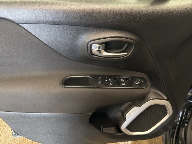 Used 2018 Jeep Renegade Latitude w/ Popular Equipment Group image 10