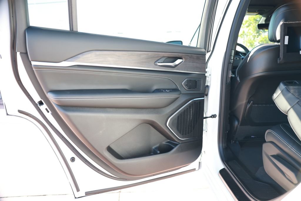 New 2025 Jeep Grand Cherokee L Overland w/ Rear Seat Video Group I image 33