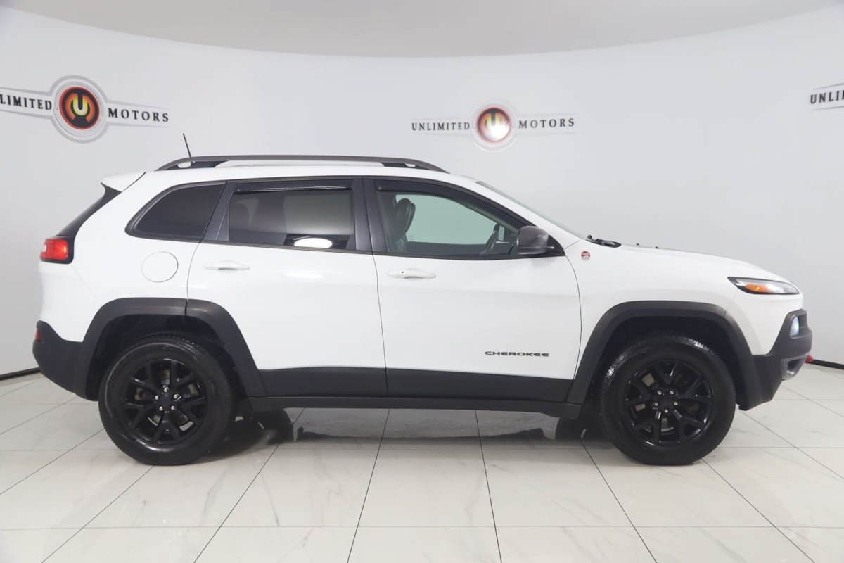 Used 2017 Jeep Cherokee Trailhawk AWD/4WD image 2